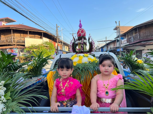 ร่วมเดินขบวนแห่ประเพณีลอยกระทงอำเภอหนองใหญ่