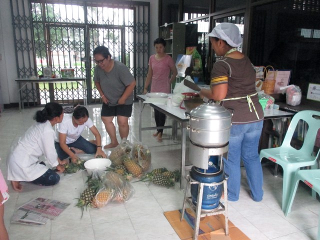โครงการส่งเสริมและพัฒนาอาชีพของชุมชนฯ (ทำแยมสับปะรด)