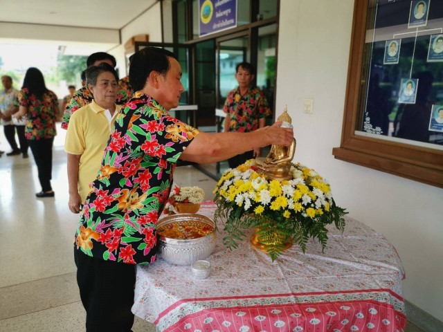 กิจกรรมพนักงานส่วนตำบลรดน้ำขอพรจากคณะผู้บริหารและส.อบต.