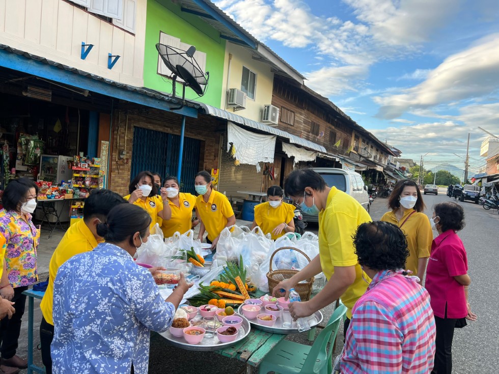 กิจกรรมทำบุญตักบาตร งานประเพณีวิ่งควาย ตำบลหนองเสือช้าง