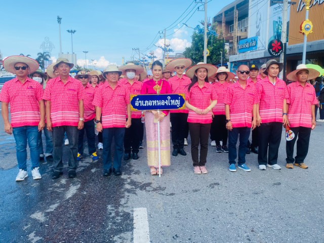 ร่วมขบวนแห่งานประเพณีวิ่งควายจังหวัดชลบุรี