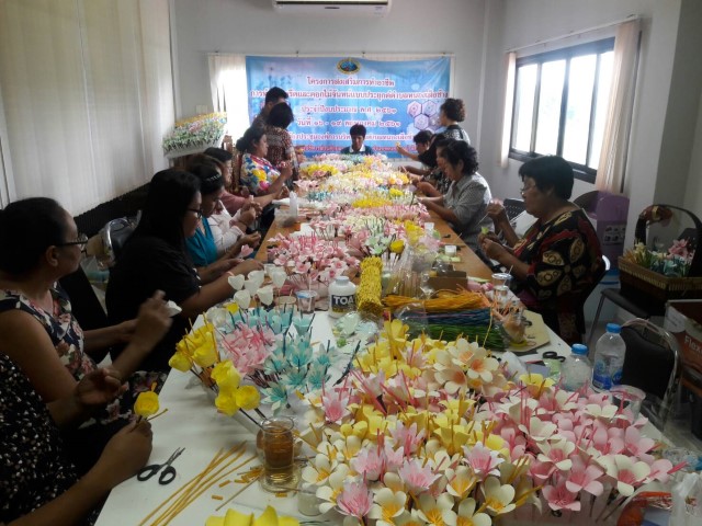 โครงการส่งเสริมอาชีพการทำพวงหรีดและดอกไม้จันทน์แบบประยุกต์ฯ
